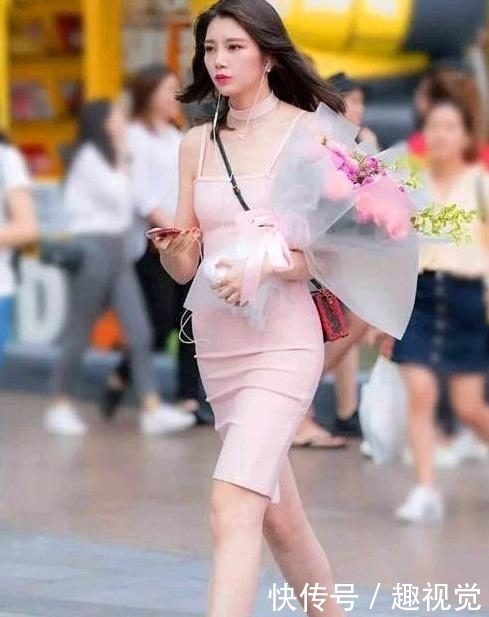 漂亮:时尚街拍街上的时尚漂亮的小姐姐,牛仔裤一样可以很美