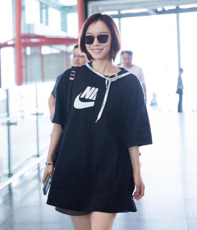 王珞丹腿长歪了？身上的裤子整条跑偏，好想把它拧回来！