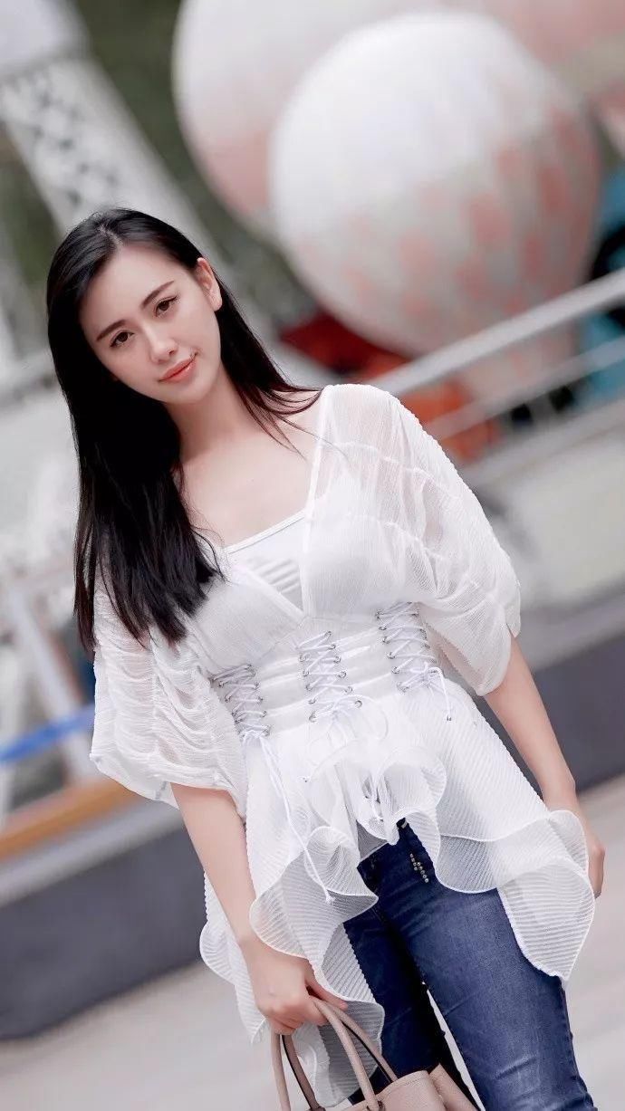 街拍美女:姑娘气质好仙,莫非是在人间渡劫?