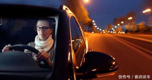 跑高速如何提醒后车换掉远光灯 老司机亮出一招, 用上后车肯定换