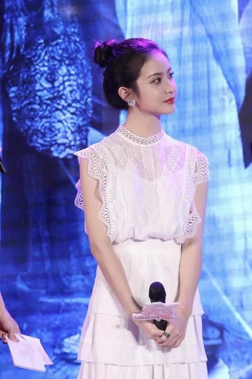  [整套look]赖雨濛简直太美了，扎丸子头搭配牛仔连体裤，意外穿出少女感