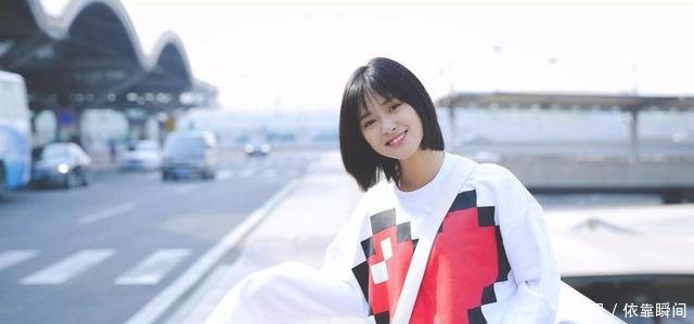 沈月又穿这条裤子，网友千年不换的裤子和每天都换的上衣！