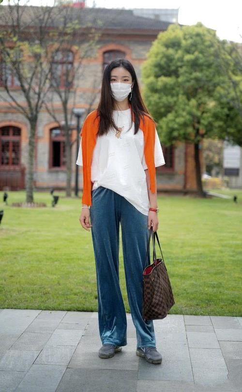  『穿搭』还在穿基础黑白灰吗？太固守成规没新意了，今年流行这种撞色搭配