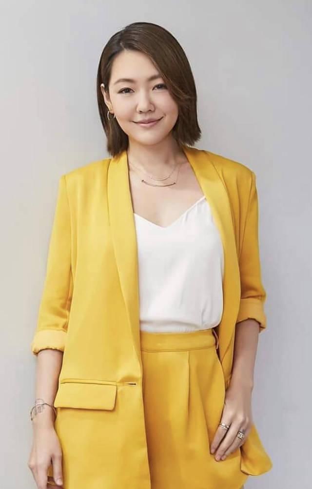  『长款外套』小S穿衣搭配真胆大，不对称上衣外套配高筒靴时髦洋气，魅力十足