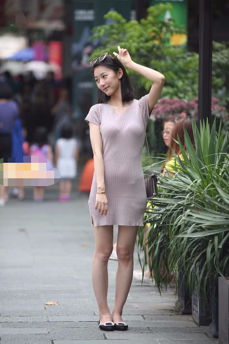 气质小姐姐包臀长裙尽显优雅气质，青春活力范儿吸睛无数