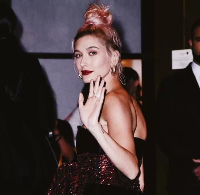 Hailey成功“上位”拿下Bieber，一个月赢了九年的秘密了解一下！