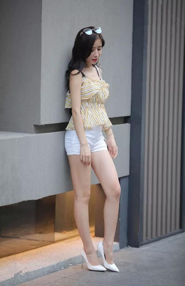 小姐姐:街拍:小姐姐身穿一字肩上衣配短裙,脚踩尖头的高跟鞋,凸显出优雅的气息