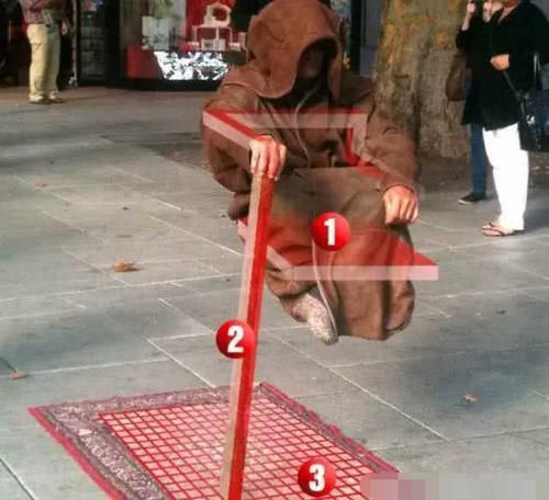 印度街头的人体悬空术，受信徒参拜，却被网友一眼识破障眼法！