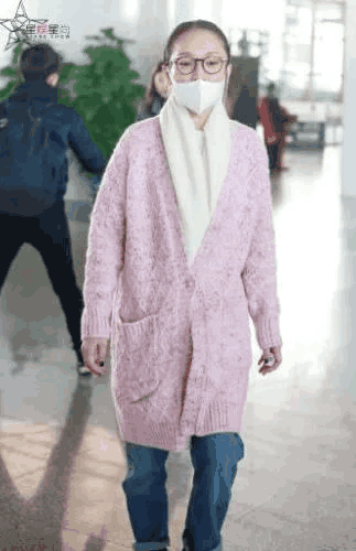 43岁周迅眉毛没画就出门: 这样才接地气! 网友: 还不如50岁大妈