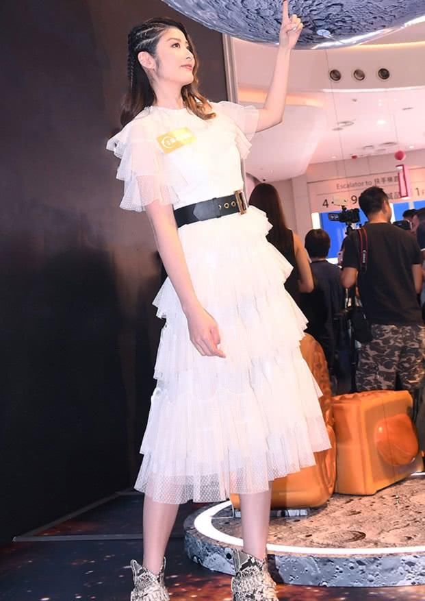 陈慧琳的穿搭真有趣，穿一件甜美的裙子，搭配的是“蟒蛇鞋”！