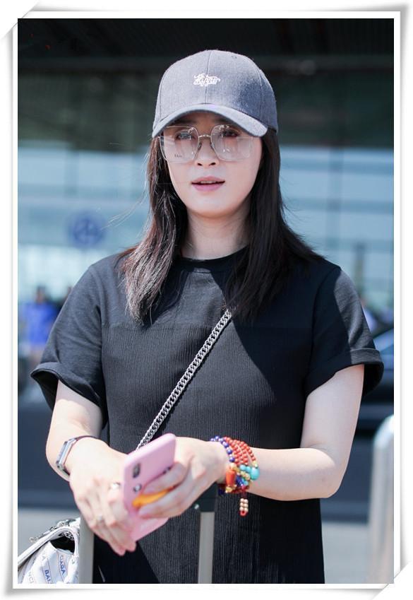 看了王丽坤的短裤，再看看蒋欣，终于明白女明星为什么拼命减肥了