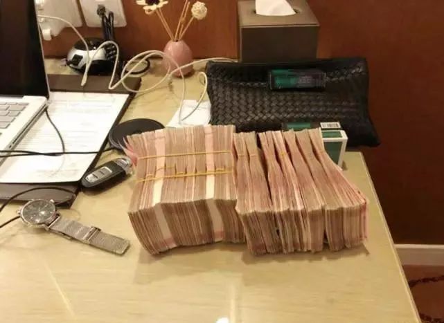 史诗级渣男！四川男子疯狂诈骗，被抓时来了6名女友！