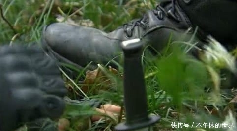 特种兵执行任务用嘴咬着匕首,被质疑是装酷行为真实情况太打脸！