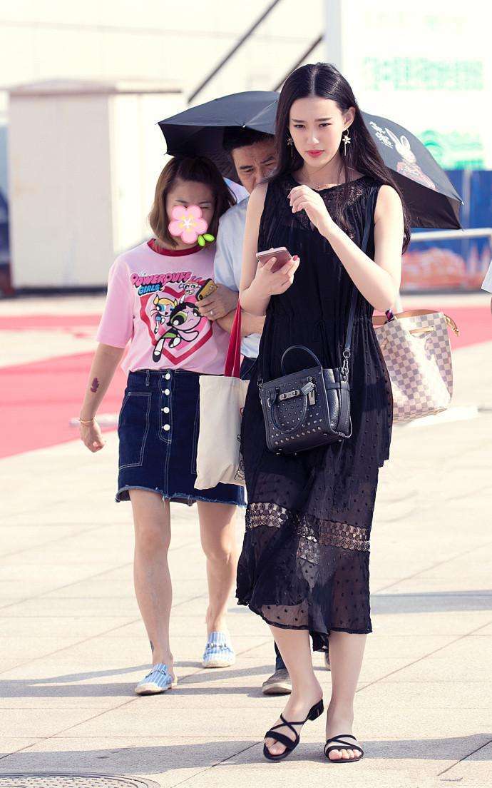 重庆街拍, 优雅美丽的裙子让姑娘拥有女人味, 展示魅力