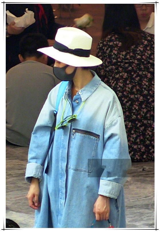 本以为马伊琍的机场穿搭够随性的了，可看到孙俪，我沉默了！