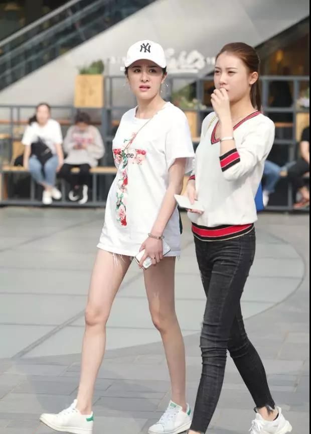 街拍：水灵秀气，肤色白皙的一对性感姐妹花