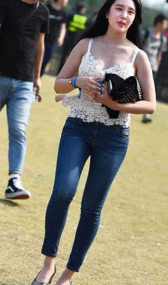 时尚街拍：穿紧身牛仔裤的美女，小背心您觉得如何？