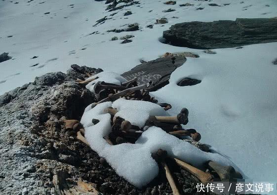 喜马拉雅山深处冰川融化, 露出“神秘”的湖泊, 湖中东西让人害怕