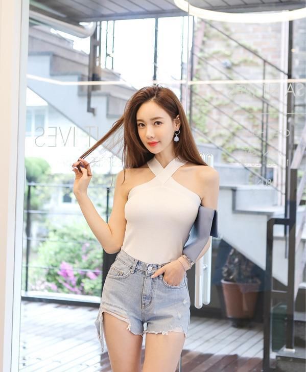 浅色热裤小姐姐，肤白貌美，白色T恤更吸睛！