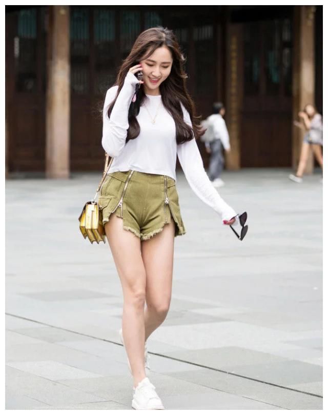 上海街拍:抹胸上衣+超短裤，这样搭配才是宅男最爱!
