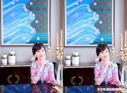 64岁赵雅芝厉害了，一身印花连衣裙真帅气，网友：嫩了半辈子了