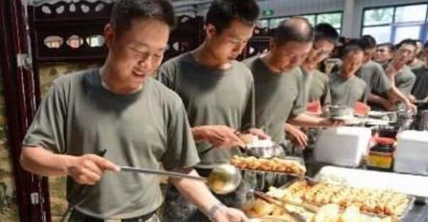 当兵在部队必吃的一道菜！新兵到点就会疯抢，老兵退伍也终身难忘