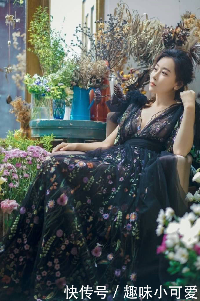 毛俊杰真敢穿，绣花裙下方穿牛仔裤居然不丑，网友：这身材简直了