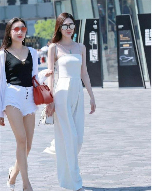 『气质』街拍:气质很好的美女,身材苗条有致,很是招人喜欢