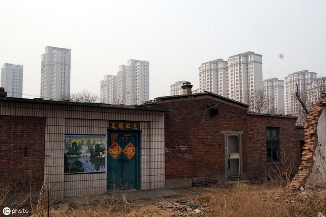 农村宅基地上有老房，或已经倒塌没翻修，结果大不同，也许......