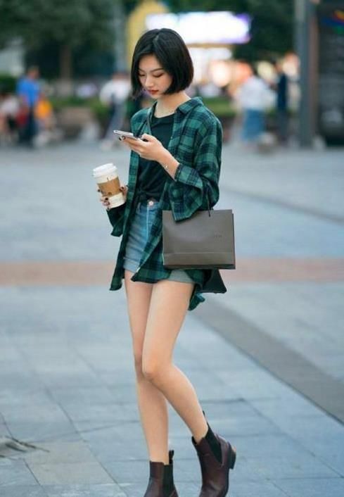  时尚：潮范儿女神来了，街拍：环肥燕瘦的美女，一件格子衬衫配牛仔短裤，青春活力气息