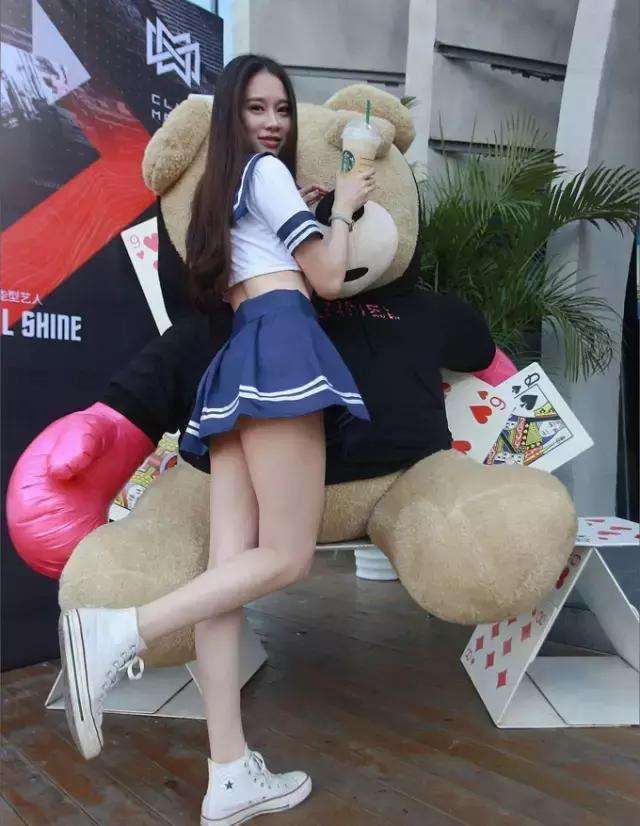 街拍:妙龄女郎穿学生服,大长腿穿起来亭亭玉立,含苞欲放!