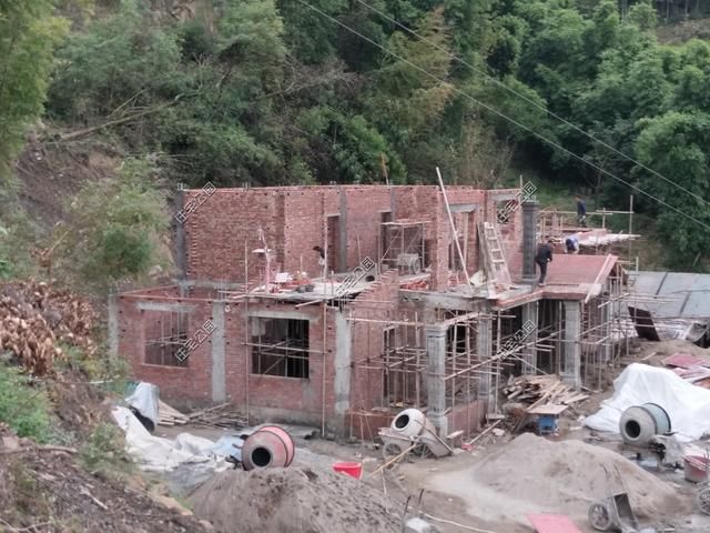  房盖■重庆刘先生回乡建洋楼，光挖机费就花了2万多，这房盖的有
