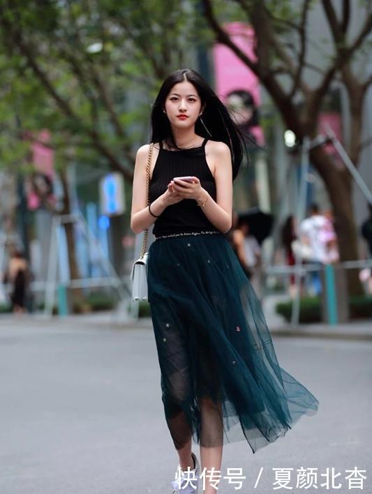 【 防晒】头戴黑色渔夫帽,既遮阳防晒又时尚,街拍:美女搭配一件毛边热裤