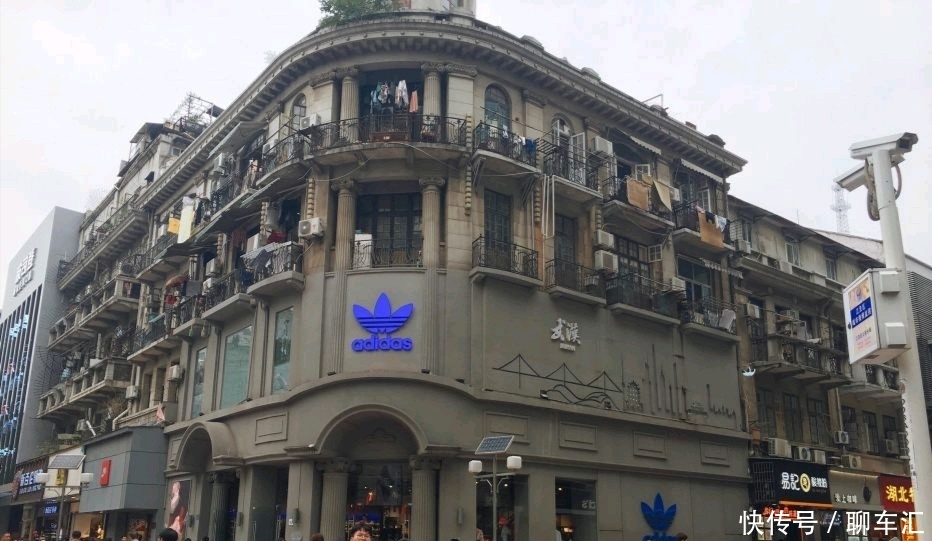 武汉这个地点是吃货汇集的地方，商铺林立、人潮涌动，适合夜生活