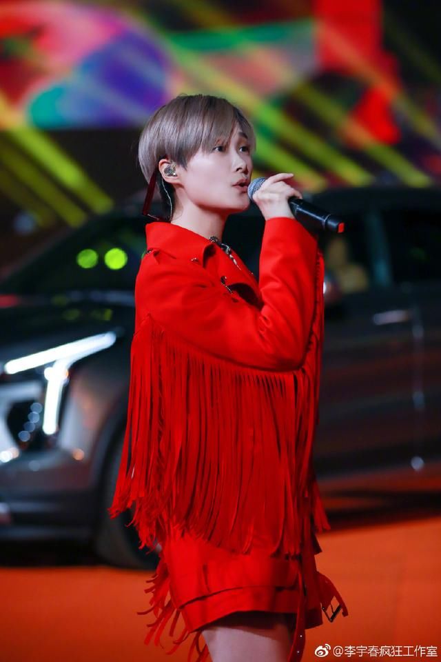 李宇春终于穿对衣服了！红色外套搭配短裤，网友：越来越有女人味