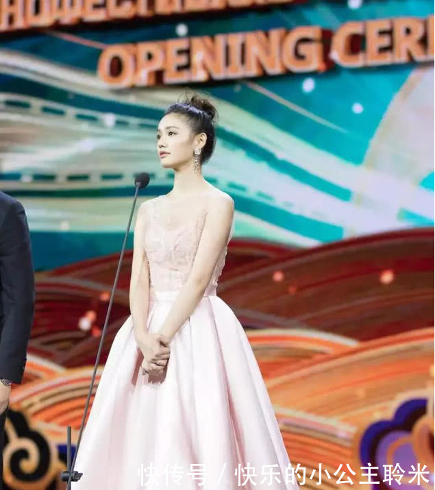 当钟楚曦与林允同穿吊带衫，才知道健身瘦和节食瘦的差距有多大