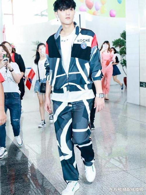 黄子韬现身，穿了身这样的衣服，真是不怕热！