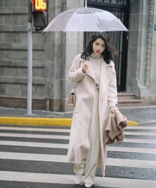  『气质』三木博主越来越有女人味了！大衣配阔腿裤，同色搭配又暖又气质