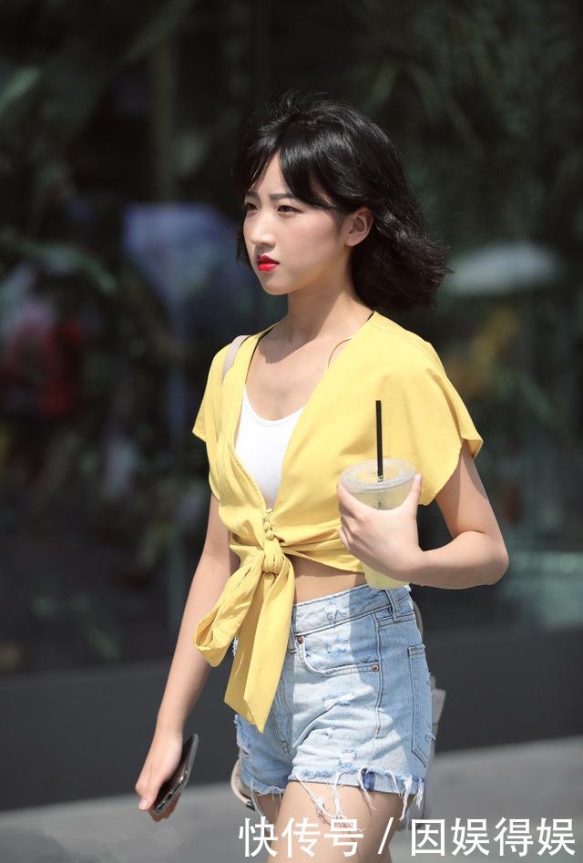  个性：路人街拍，美女非常漂亮非常个性，穿淡蓝色吊带上衣，性感休闲