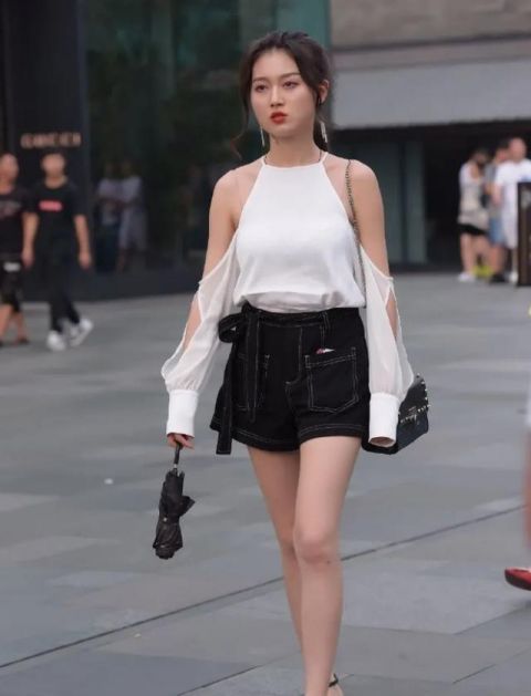 淑女型|淑女型美女,挂脖衬衣配牛仔短裤气质怡人,魅力全开吸足路人目光