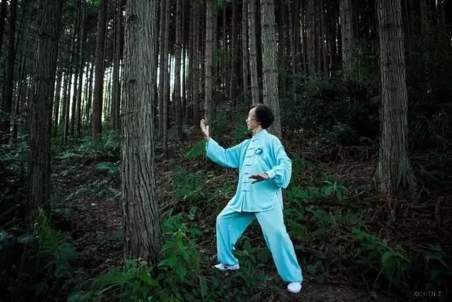  老桥@52岁的他为健康养老，跑大山里盖木屋，过上让人艳羡的生活