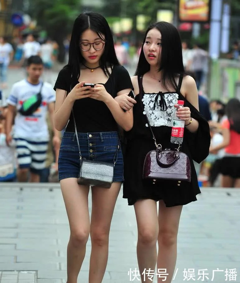 两小无猜小闺蜜，风格穿搭惹人醉，一个青春一个清纯