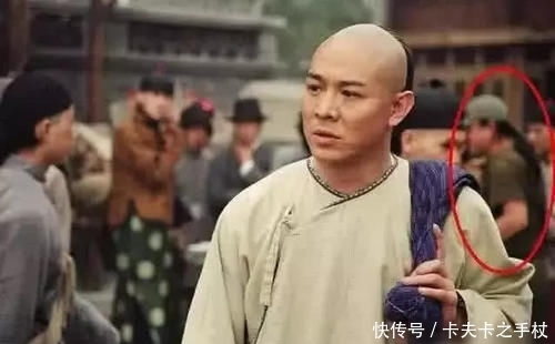 『镜头』史上最尬的穿帮镜头:海绵宝宝的手铐我忍了,李连杰身后那是谁?