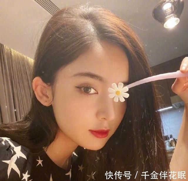 腰精:当腿精Kaia和腰精lisa同穿露背裙,才知道什么是真正的媚而不俗