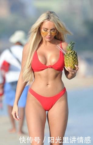 美女明星安布尔·特纳惊艳亮相迪拜沙滩，她的美让人眼前一亮！