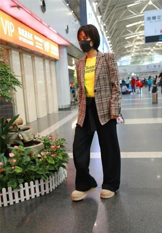 背带裤粉帽子的吴昕满满少女感,就是这双腿太出戏了