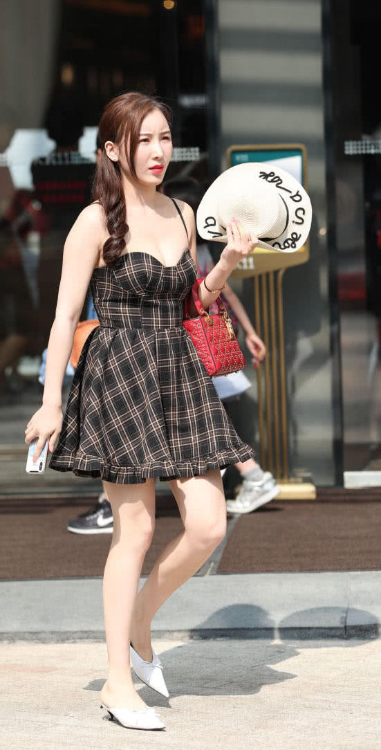 时尚小姐姐穿吊带格子裙秀出丰满圆润的上围曲线,身材火辣很有看