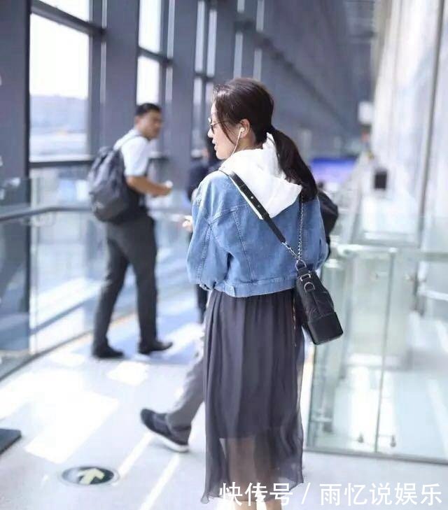 47岁闫妮现机场，牛仔配纱裙真减龄，可依旧没能扛住岁月啊！