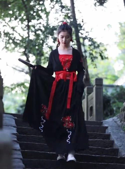 「风范」外表甜到齁的萌妹子,穿上“改良版汉服”后,侠义风范尽显!