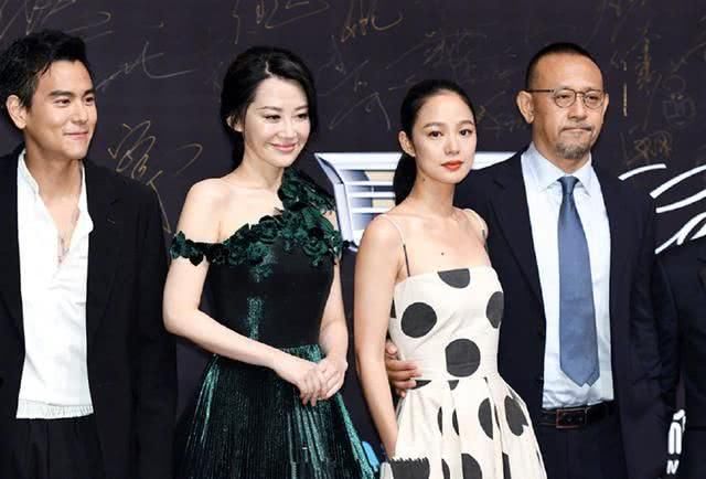 厉害了周韵，让许晴有些妒忌，拍照都不敢靠近!